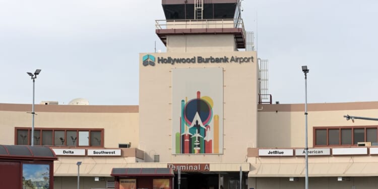 Air traffic controllers working again at Hollywood Burbank Airport after hourslong absence