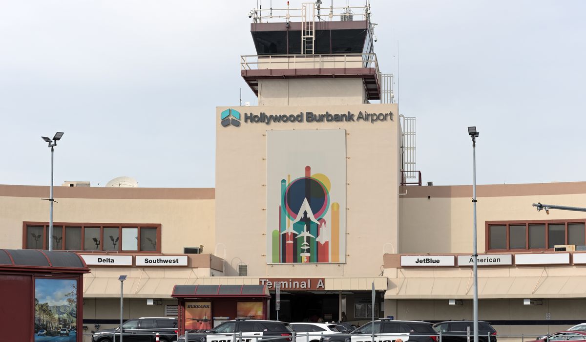 Air traffic controllers working again at Hollywood Burbank Airport after hourslong absence