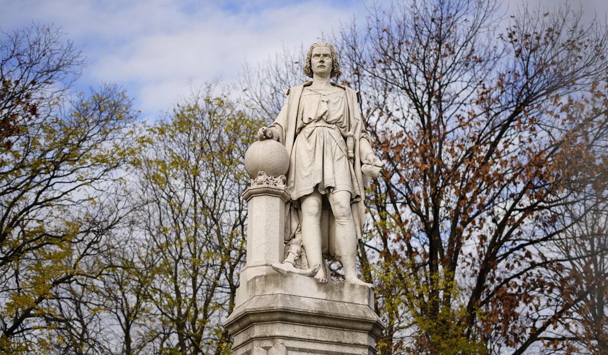Donald Trump signs Columbus Day proclamation