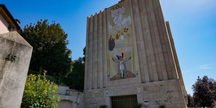 Trial against famous ex-Jesuit artist, accused of abusing women, to begin with judges named