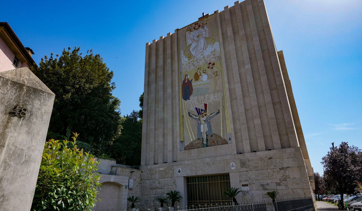 Trial against famous ex-Jesuit artist, accused of abusing women, to begin with judges named