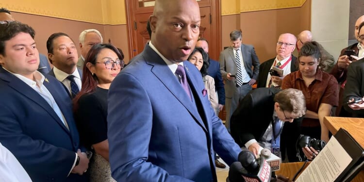 Cook County judge in Chicago area bars ICE from arresting people at court