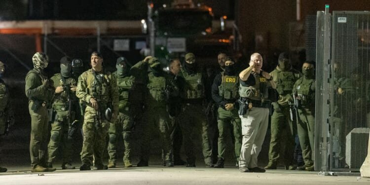 Federal immigration officers in Chicago area now required to wear body cameras, judge says