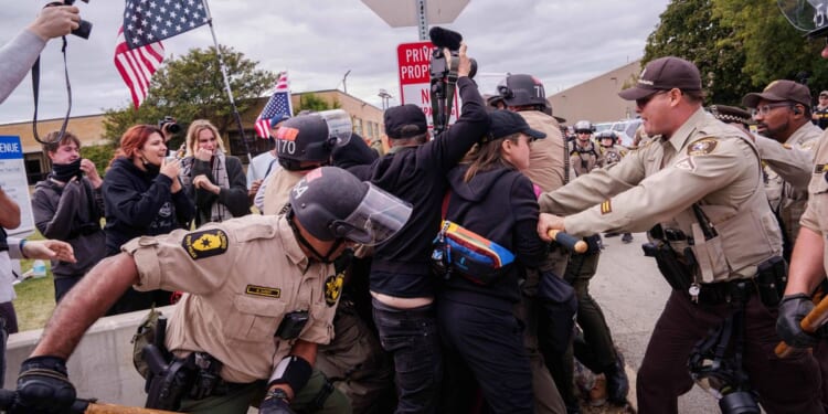 Trump asks Supreme Court to allow him to deploy troops to Illinois