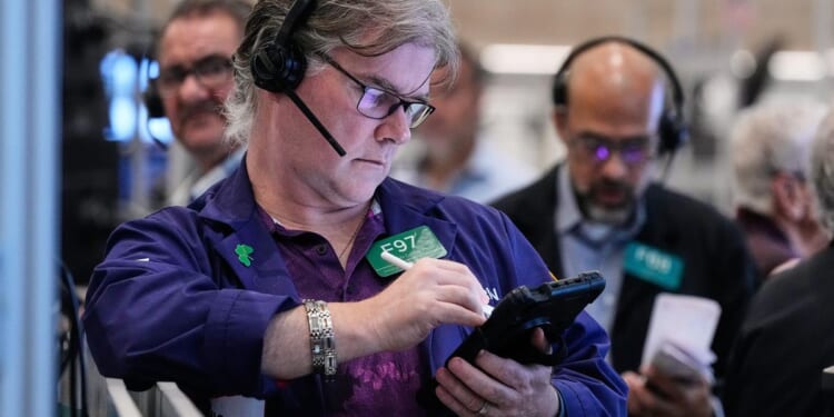 U.S. stocks rallying toward more records ahead of pivotal week for Wall Street