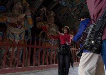 Chinese President Xi promises to protect free trade at APEC as Trump snubs major summit