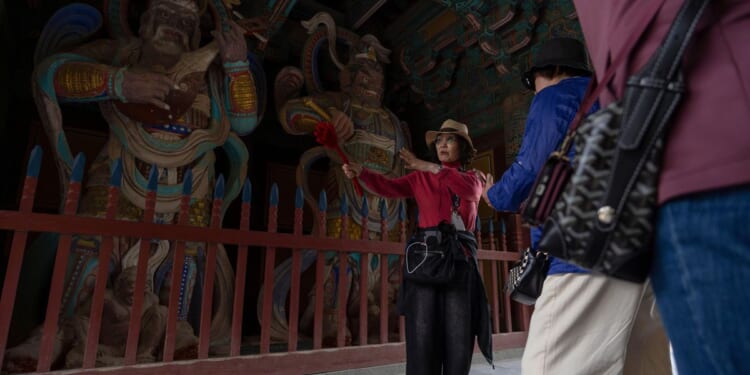 Chinese President Xi promises to protect free trade at APEC as Trump snubs major summit