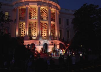 White House to resume tours for Christmas season after construction pause