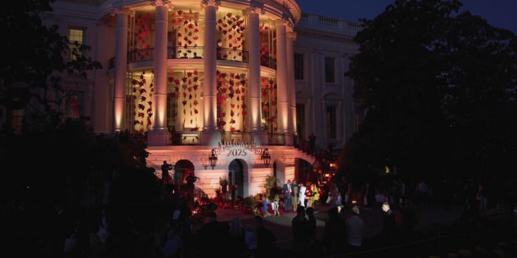 White House to resume tours for Christmas season after construction pause