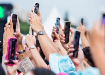 California Gov. Gavin Newsom approved a law that offers subsidized cellphone discounts to illegal immigrants and shields recipients from federal agencies unless they have a warrant.