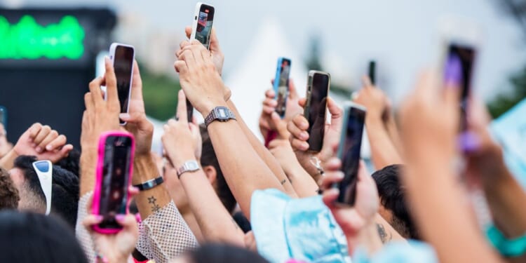 California Gov. Gavin Newsom approved a law that offers subsidized cellphone discounts to illegal immigrants and shields recipients from federal agencies unless they have a warrant.