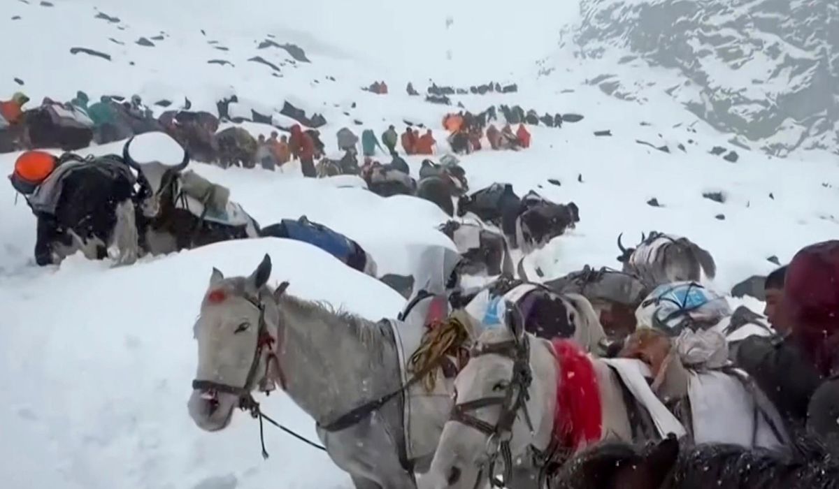 Snowstorm traps hundreds of hikers on Mount Everest during China's national holiday
