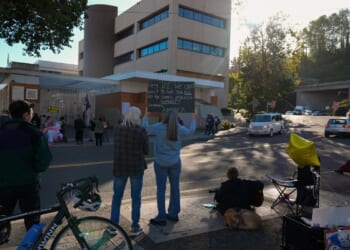 Oregon judge extends block on National Guard deployment to Portland