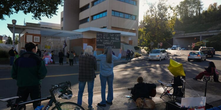 Oregon judge extends block on National Guard deployment to Portland