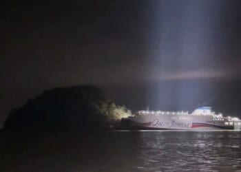 3 people injured after South Korean ferry runs aground