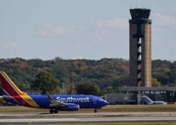 Nearly 800 air traffic controllers, technicians to get $10k bonus for perfect attendance in shutdown