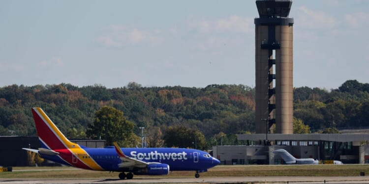 Nearly 800 air traffic controllers, technicians to get $10k bonus for perfect attendance in shutdown