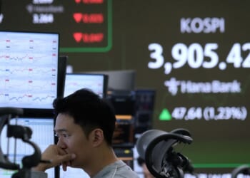 U.S markets closed for Thanksgiving, world shares are mixed, tracking Wall Street's winning streak