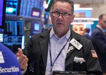 U.S. stocks rise on last trading day of November, wrapping up a volatile month