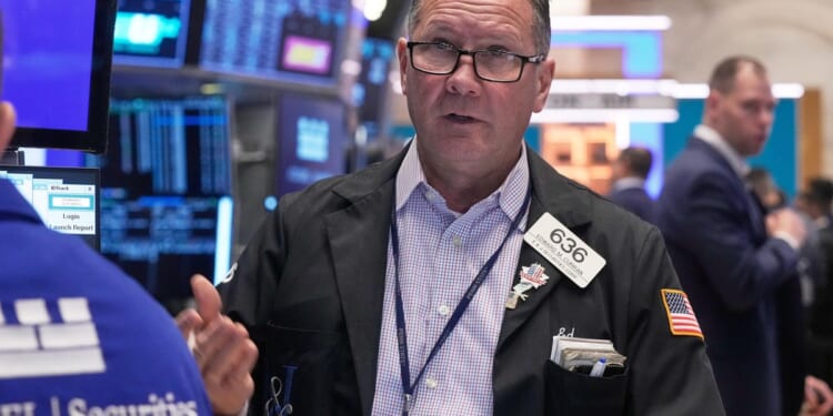 U.S. stocks rise on last trading day of November, wrapping up a volatile month