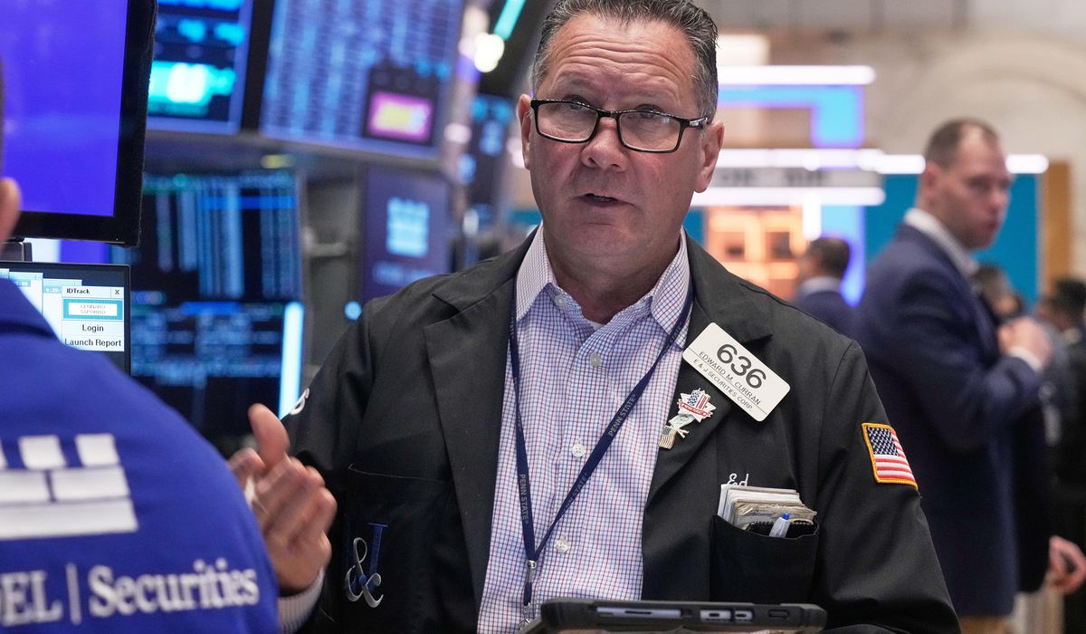 U.S. stocks rise on last trading day of November, wrapping up a volatile month