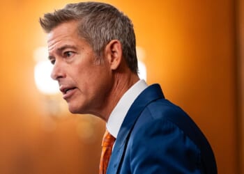 Duffy Gives $10K Checks to Air Traffic Control