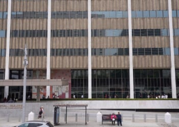 Authorities: Man hurled Molotov cocktails at the Los Angeles Federal Building, nobody hurt