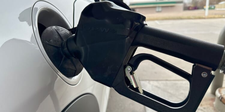 AAA: Low gas prices drive record 122.4 million people traveling over winter holidays