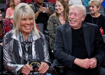 Chronicle of Philanthropy's list of 2025's biggest gifts, Phil Knight, Warren Buffett, Jeff Bezos