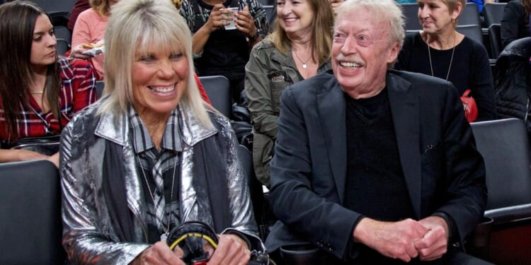 Chronicle of Philanthropy's list of 2025's biggest gifts, Phil Knight, Warren Buffett, Jeff Bezos