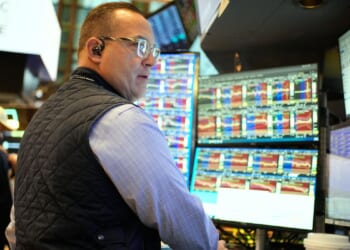 U.S. stocks holding near their records after mixed reports on economic growth, consumer confidence