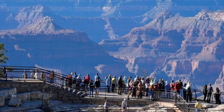 Water problem closes lodging at Grand Canyon's South Rim