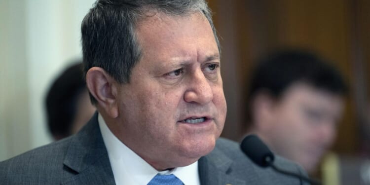 Divided House committee advances bill to restrict congressional stock trading