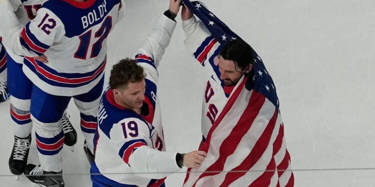 Golden men's hockey team lands at White House ahead of State of the Union