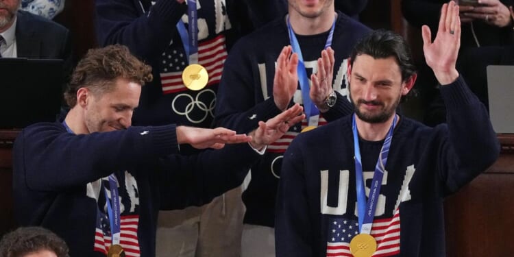 Men's Olympic hockey team gets bipartisan standing ovation for gold medal