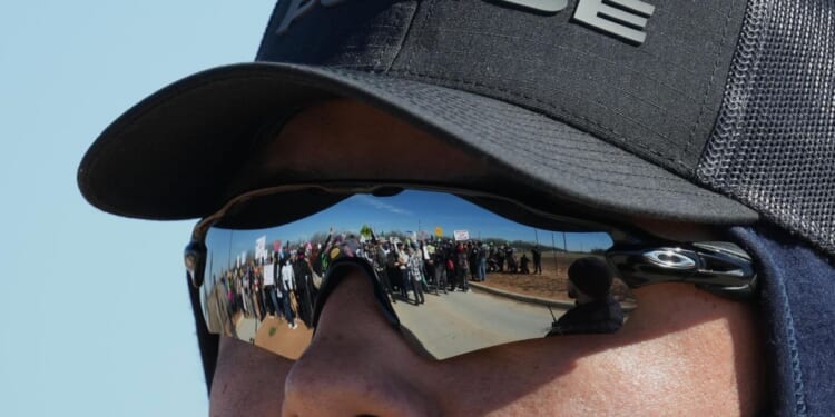 Illegal immigrants serving as armed police officers: What the law allowed and what Congress wants to