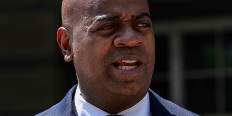 Newark Mayor Ras Baraka says ICE operation caused multi-vehicle crash with injuries