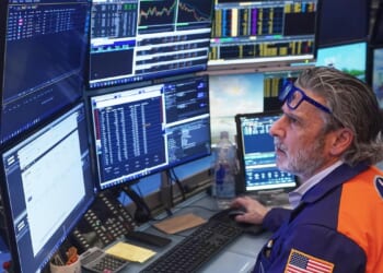 U.S. stocks sink and oil prices rise as worries about inflation, AI and possible war hit Wall Street