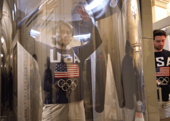 Some Democrats Refuse to Stand for Men's Hockey Team at SOTU