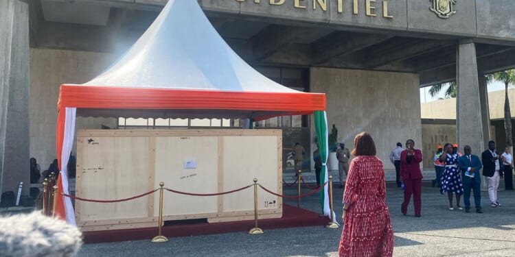 France returns a sacred drum looted during the colonial era to Ivory Coast