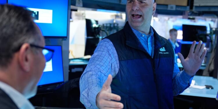 Airlines help lift the U.S. stock market, even as oil prices rise again