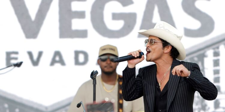 ‘New king of Las Vegas’ is celebrated with Strip parade