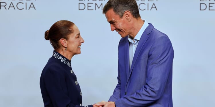 With a handshake, Spain and Mexico put diplomatic tussle over their colonial past behind them