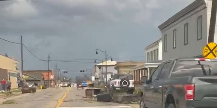 Powerful winds and reported tornadoes rip through the Midwest, leaving heavy damage but no deaths