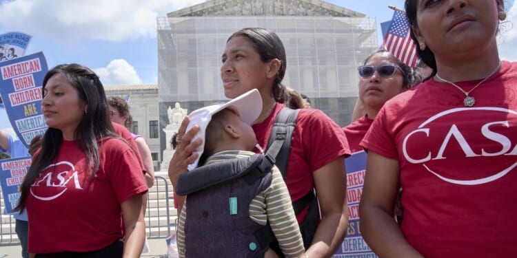 Illegal immigrants and temporary visitors give birth to 9% of U.S. babies