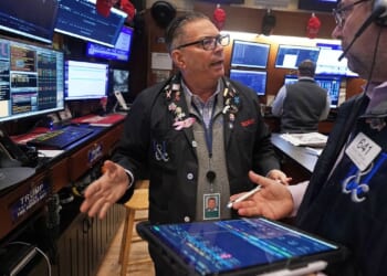 Sinking AI stocks and rising oil prices weigh on Wall Street