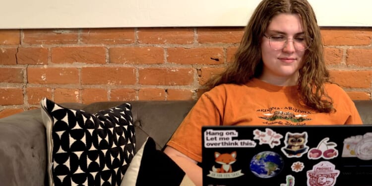 U.S. jobless aid filings fall to 189K last week despite multiple economic headwinds, war in Iran