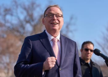 Hassett says Iran’s economy ‘on the ropes,’ hopes Strait of Hormuz will reopen soon