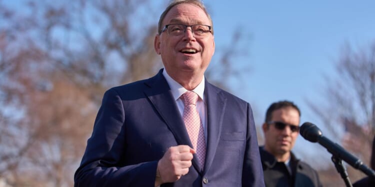 Hassett says Iran’s economy ‘on the ropes,’ hopes Strait of Hormuz will reopen soon