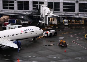 Georgia woman removed from Delta flight for refusing to get off the phone